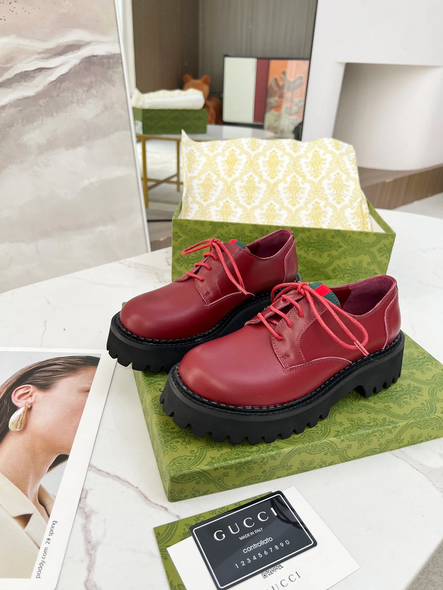 👟👟Ex-factory price 500👟👟 New arrival! 2024 latest version of GUCCI versatile strappy loafers, heel height: 5cm, fabric: first layer cowhide/open edge beads, lining/foot pads: sheepskin lining.  The outsole is made of foam outsole. Color: black/ancora red. Size: 35-41